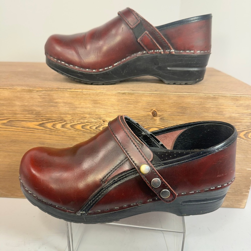 Sanita Cori Leather Clogs Womens SZ 38 7.5 8 Burgundy Professional Comfort Shoes